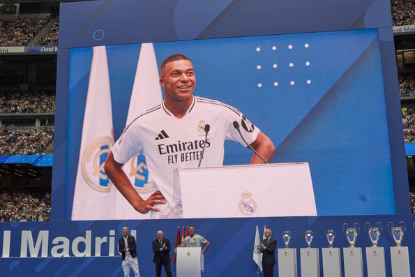 Apresentação de Mbappé a lembrar cerimónia com Cristiano Ronaldo (Foto: IMAGO)