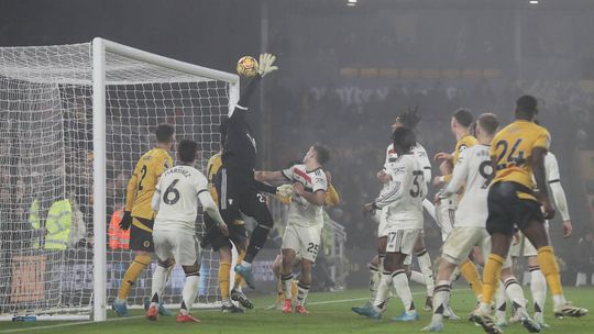 VÍDEO: Manchester United volta a sofrer de canto direto