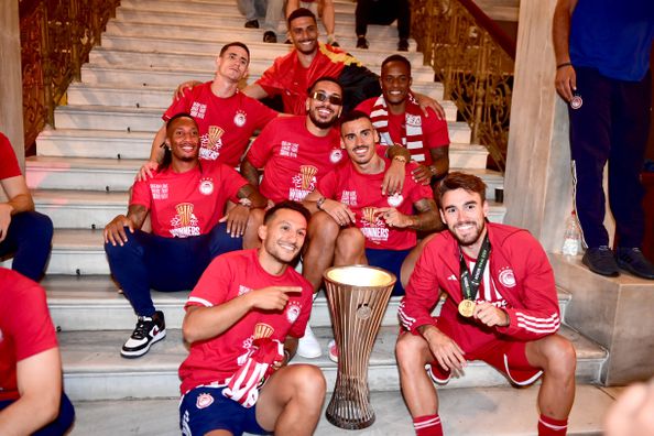 O grande contingente português do Olympiakos, vencedor da Liga Conferência (Foto: IMAGO)