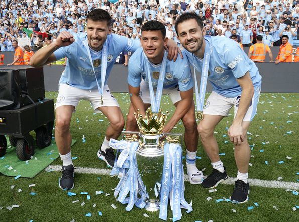 Rúben Dias, Matheus Nunes e Bernardo Silva com o troféu (Foto: IMAGO)