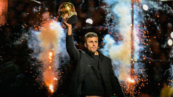 Rodri com o troféu que distingue o melhor jogador do mundo (Foto: IMAGO)