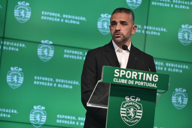 Rui Borges fala aos jornalistas durante a sua apresentação como treinador do Sporting