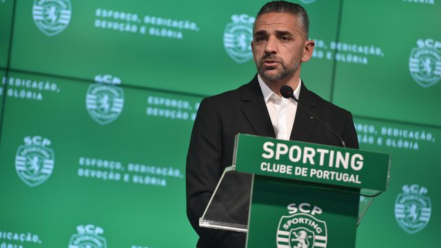 Rui Borges fala aos jornalistas durante a sua apresentação como treinador do Sporting