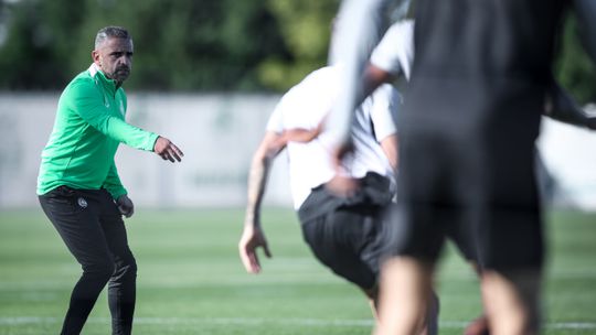 Rui Borges muito ativo no primeiro treino no Sporting (veja as imagens)