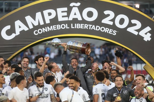 Artur Jorge celebrando a conquista da Libertadores pelo Botafogo (Foto: Vitor Silva/Botafogo)