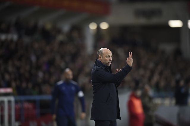 Bruno Pinheiro não se cansou de dar indicações para dentro do campo