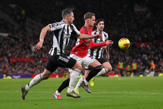 O Manchester United aguentou a pressão do Newcastle na segunda parte e conquistou os três pontos