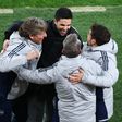 Mikel Arteta, treinador do Arsenal, festeja com a equipa técnica