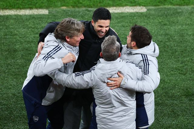 Mikel Arteta, treinador do Arsenal, festeja com a equipa técnica