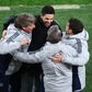 Mikel Arteta, treinador do Arsenal, festeja com a equipa técnica