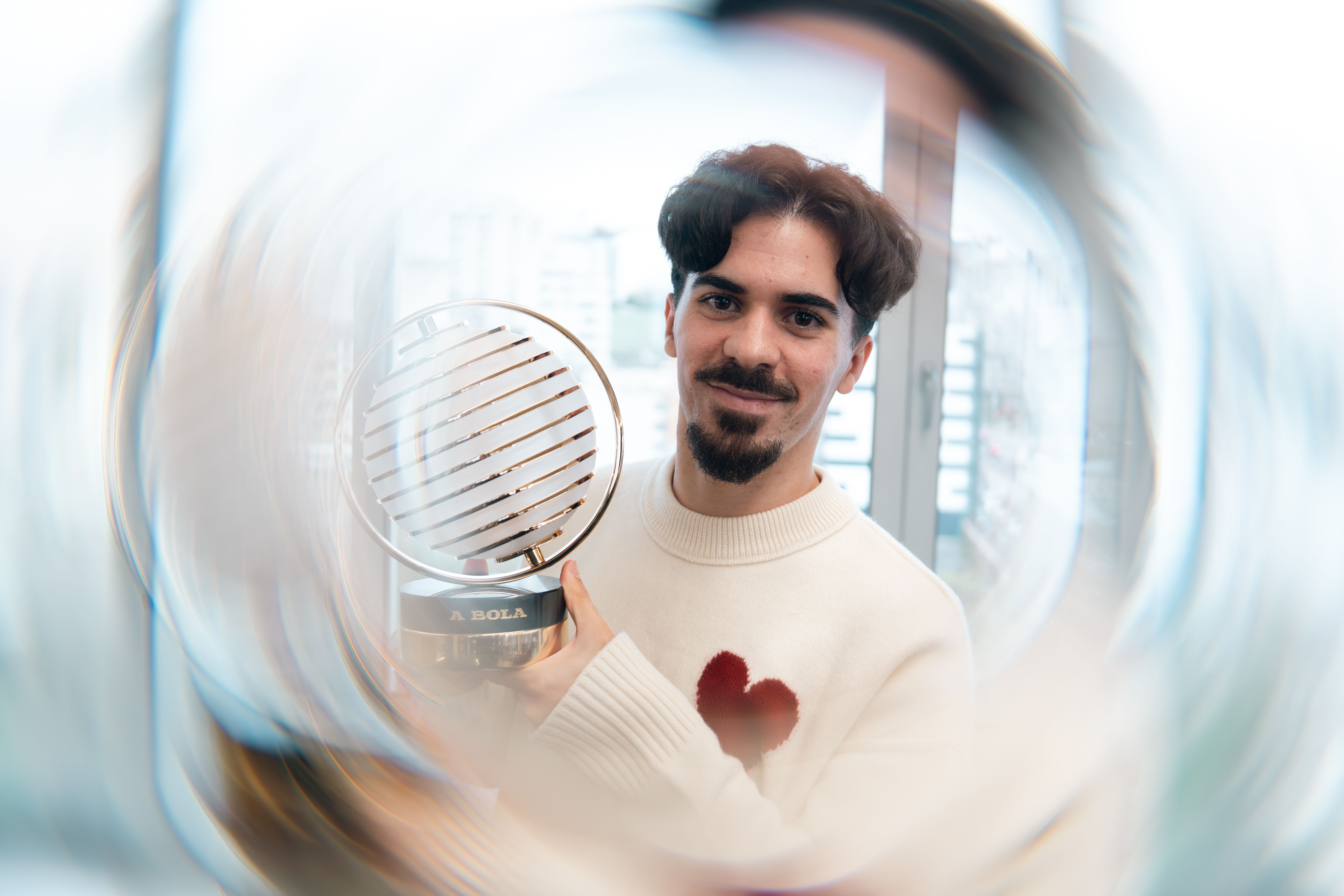 Vitinha com o troféu 'Figura do Ano' de A BOLA - Foto: André Carvalho