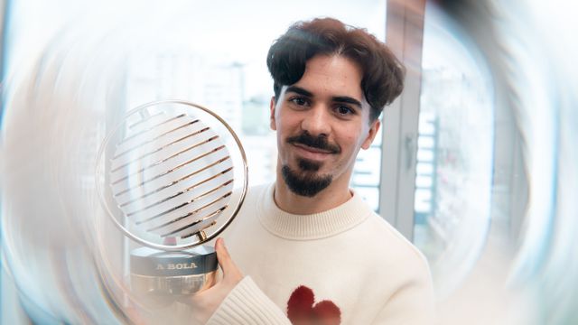 Vitinha com o troféu 'Figura do Ano' de A BOLA - Foto: André Carvalho