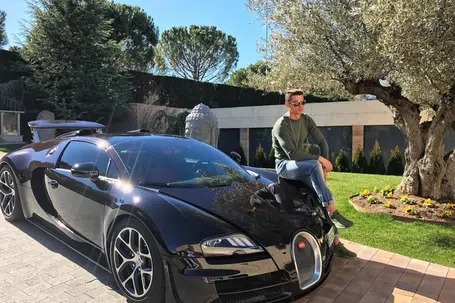 Um dos modelos mais famosos da Bugatti. O Veyron de Cristiano Ronaldo ronda os €2 milhões.