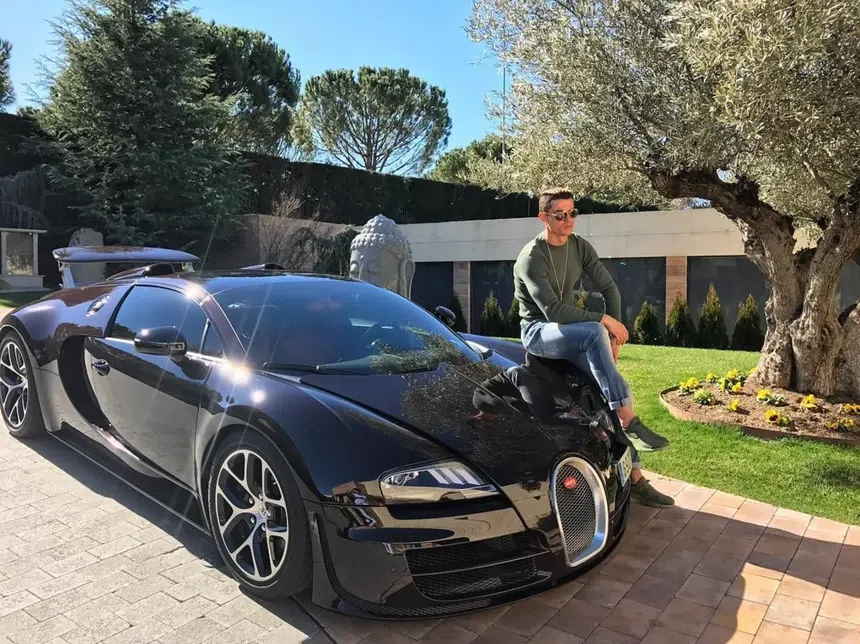 Um dos modelos mais famosos da Bugatti. O Veyron de Cristiano Ronaldo ronda os €2 milhões.