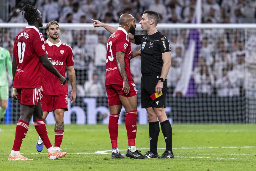 Marcão, defesa-central do Sevilha, a confrontar árbitro