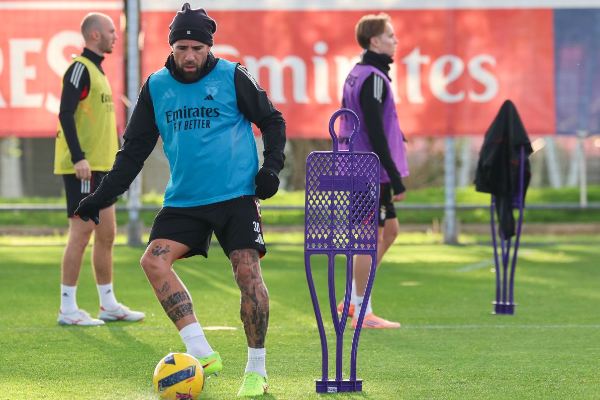 Otamendi no primeiro treino após as folgas da quadra de Natal — Foto: SL Benfica
