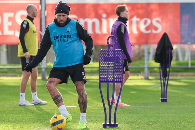 Otamendi no primeiro treino após as folgas da quadra de Natal — Foto: SL Benfica