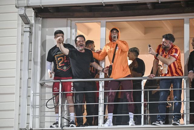 Erden Timur, de punho cerrado, celebra último título de campeão do Galatasaray