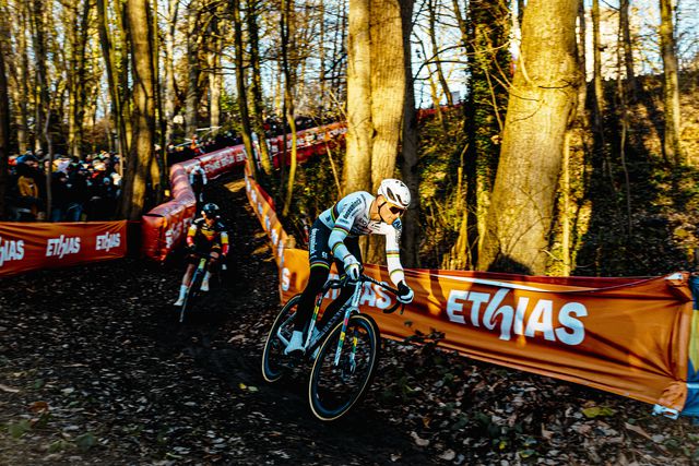 Mathieu van der Poel à frente de Thibau Nys: a vitória mais difícil do heptacampeão mundial de ciclocrosse esta época