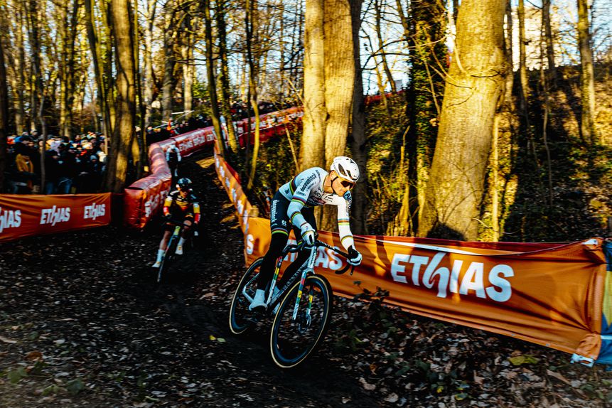 Mathieu van der Poel à frente de Thibau Nys: a vitória mais difícil do heptacampeão mundial de ciclocrosse esta época