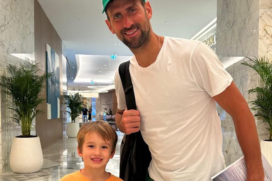O pequeno Santiago com  Nokav Djokovic - Foto: INSTAGRAM/Katarina Larsson