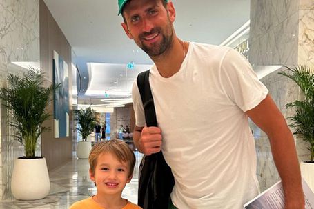 O pequeno Santiago com  Nokav Djokovic - Foto: INSTAGRAM/Katarina Larsson