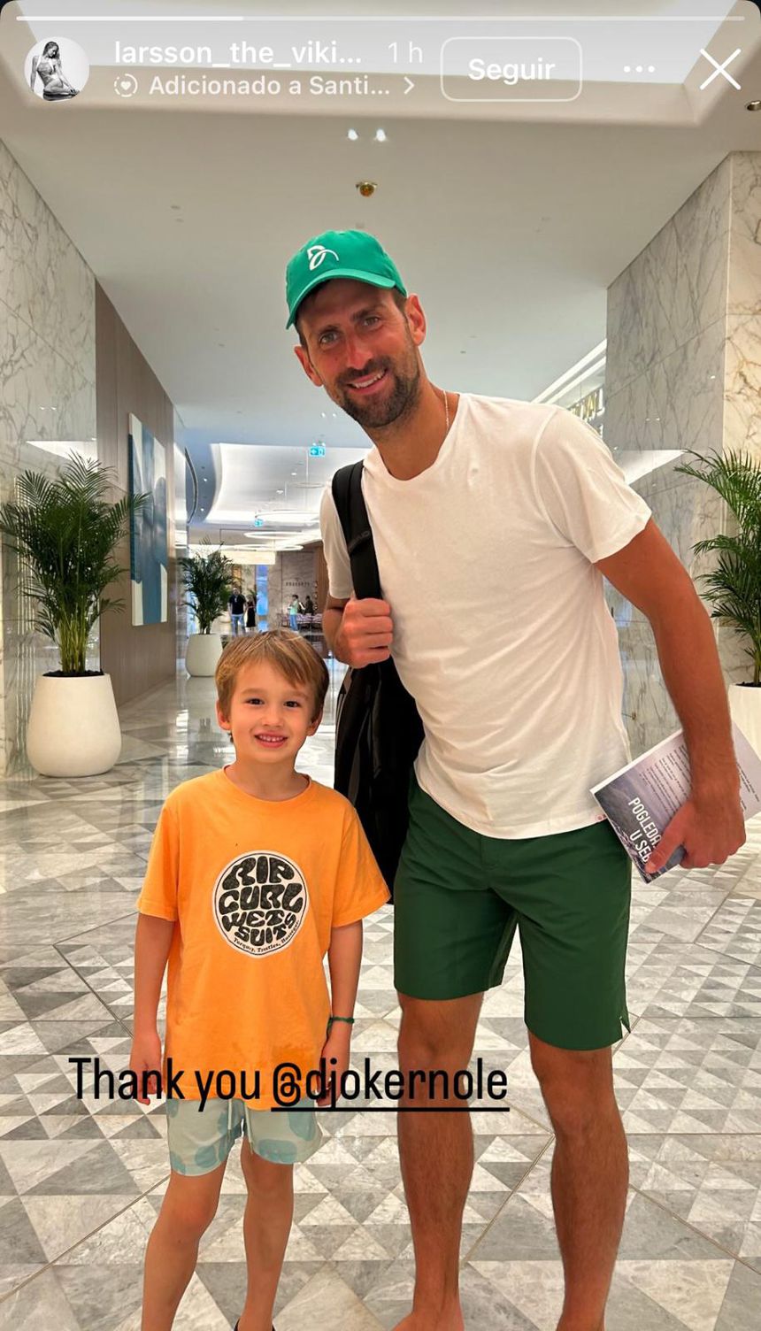 O pequeno Santiago com  Nokav Djokovic - Foto: INSTAGRAM/Katarina Larsson