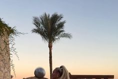 Alisha Lehmann deixa mensagem de Natal na praia e deslumbra seguidores