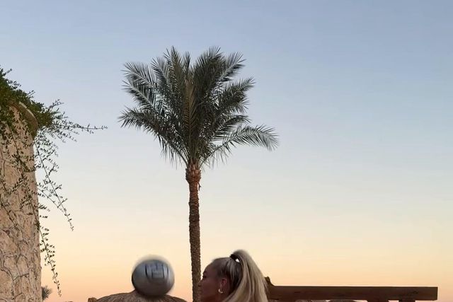 Alisha Lehmann deixa mensagem de Natal na praia e deslumbra seguidores