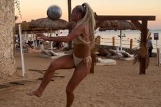 Alisha Lehmann deixa mensagem de Natal na praia e deslumbra seguidores