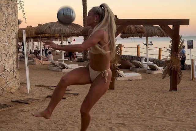 Alisha Lehmann deixa mensagem de Natal na praia e deslumbra seguidores