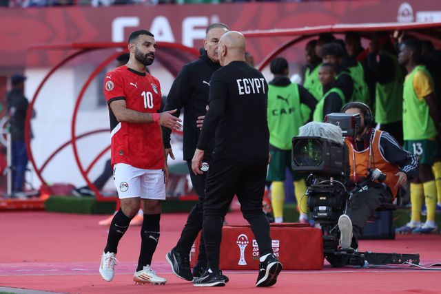 Hossam Hassan, selecionador do Egito, felicita a estrela Salah, autor do golo da vitória frente à África do Sul - FOTO IMAGO