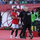 Hossam Hassan, selecionador do Egito, felicita a estrela Salah, autor do golo da vitória frente à África do Sul - FOTO IMAGO