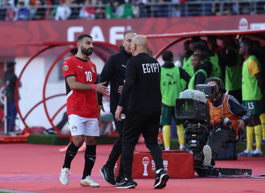 Hossam Hassan, selecionador do Egito, felicita a estrela Salah, autor do golo da vitória frente à África do Sul - FOTO IMAGO