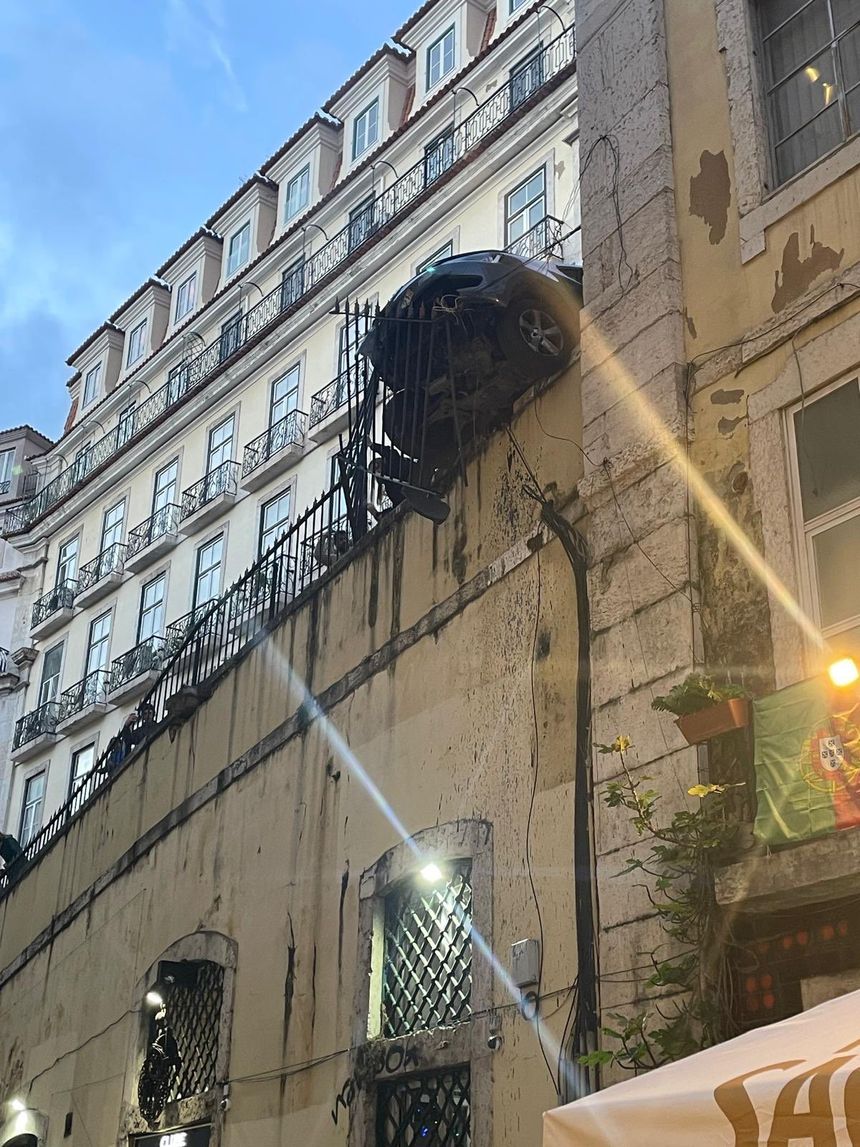 Incidente deixou carro suspenso. Foto: DR