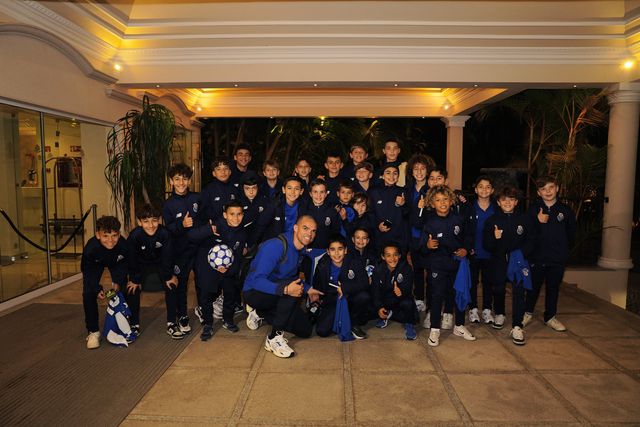 FC Porto: comitiva recebida em festa no hotel (vídeo)