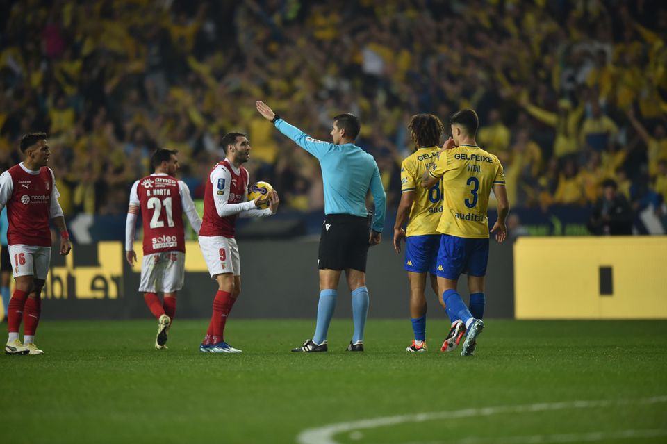 Inconsistência técnica e disciplinar: Duarte Gomes analisa final da Taça da Liga