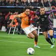 Mercado: diretor desportivo do Bayern confirma contratação de Sacha Boey