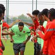 Lucas Veríssimo não escapa aos ‘calduços’ no primeiro treino no Catar (fotogaleria)
