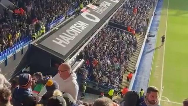 Adepto cai da bancada na Taça de Inglaterra