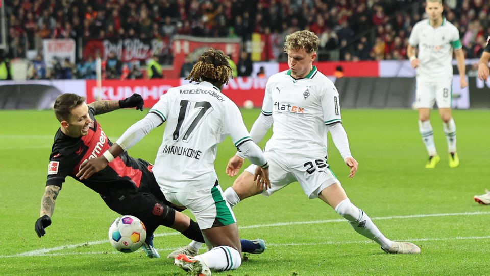 Borussia de Weigl mostra sinal STOP a Grimaldo e ao Bayer Leverkusen