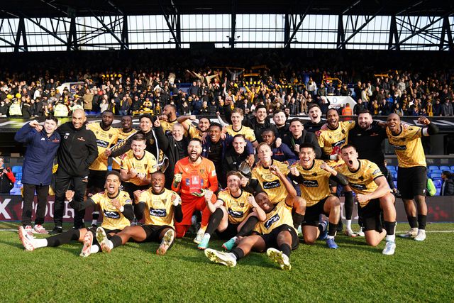 Houve Taça em Inglaterra e equipa do sexto escalão segue em frente (vídeos)