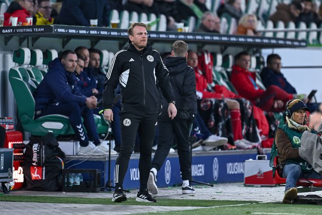 Assistente leva bolada, é substituído e obriga a recrutar um... espectador (vídeo)