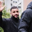 Kyle Walker acena aos fãs do Milan