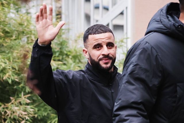 Kyle Walker acena aos fãs do Milan