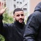 Kyle Walker acena aos fãs do Milan