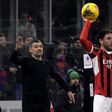 Davide Calabria prepara-se para arremessar a bola, sob o olhar de Sérgio Conceição
