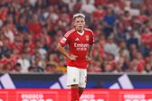 Gianluca Prestianni com as mãos nas ancas em jogo do Benfica no Estádio da Luz