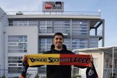 Danilo Veiga segura um cachecol do Lecce