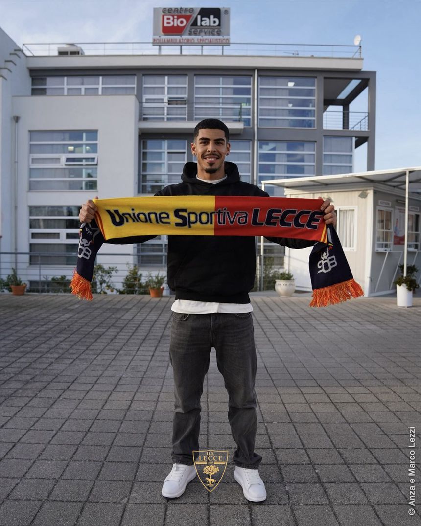 Danilo Veiga segura um cachecol do Lecce